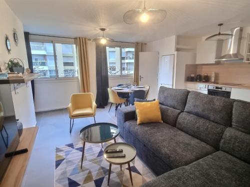 un salon avec un canapé et une table dans l'établissement Appartement T3 72m2 Rénové Vieux port Marseille, à Marseille