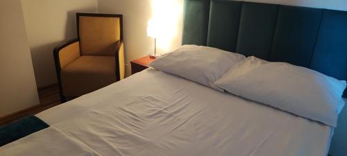 Ein Bett oder Betten in einem Zimmer der Unterkunft Apartamenty Koło Brzegu
