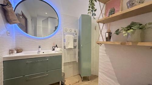une salle de bain avec un lavabo et un miroir dans l'établissement Perla de la Canebière-5min à pieds du vieux-port, à Marseille