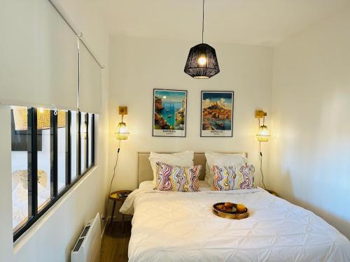 - une chambre avec un lit et un bol de nourriture dans l'établissement Perla de la Canebière-5min à pieds du vieux-port, à Marseille