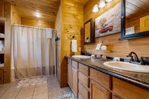 baño con 2 lavabos y ducha en una cabina en Lost Indian Hideaway en Whittier