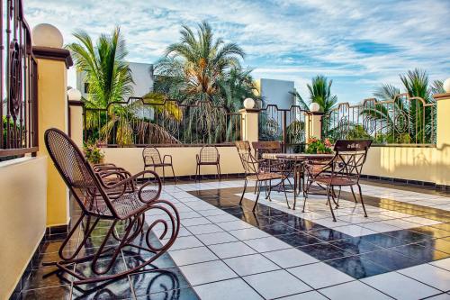 un patio con sedie e tavoli su un balcone di Casa Palma 2 a La Paz