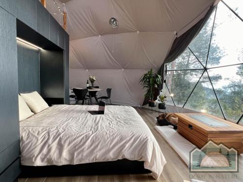 una camera da letto con un letto grande in una tenda di Dome in Nature a Larnaka