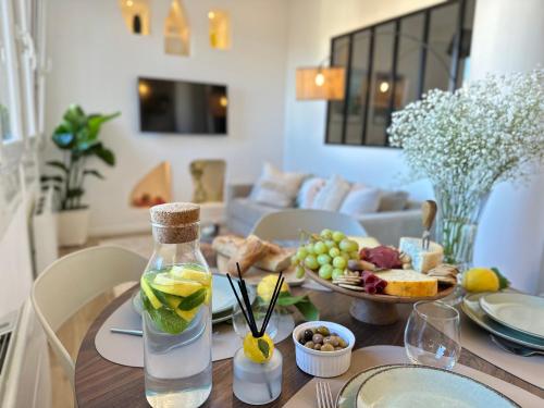 - une table avec une bouteille d'eau et une assiette de nourriture dans l'établissement Perla de la Canebière-5min à pieds du vieux-port, à Marseille