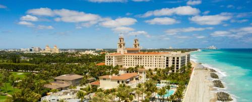 uma vista aérea de um resort e do oceano em (B) Casa Azul. Minutes from the Beach & Mall em North Palm Beach