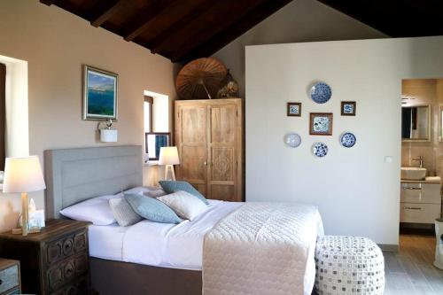 Žrnovo的住宿－Olive Hill，卧室配有一张挂着蓝色板子的床铺。