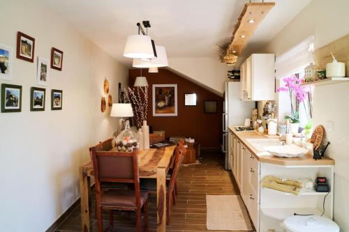 Žrnovo的住宿－Olive Hill，一间带木桌的厨房和一间餐厅