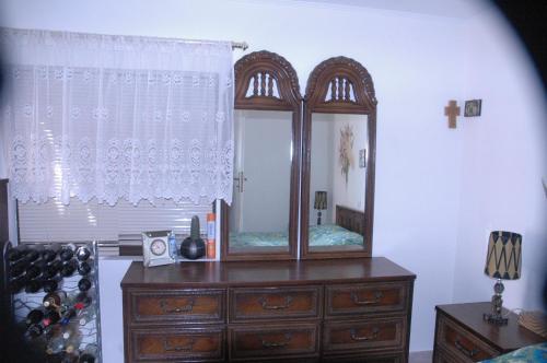 um quarto com uma cómoda com um espelho em Mare - Mare B em Patra