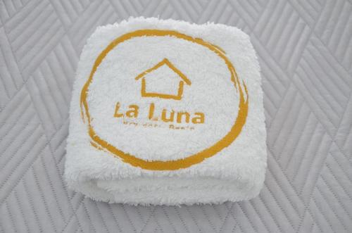 een witte handdoek met de naam la luna erop bij Apartman La Luna, Vrnjacka Banja in Vrnjačka Banja