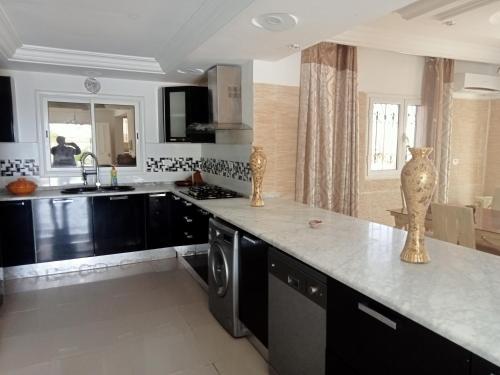 uma cozinha com um lavatório e uma bancada em Villa Arkou Midoun em Midoun