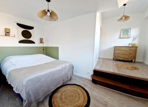 ein Schlafzimmer mit einem Bett und einer Kommode darin in der Unterkunft Haut Foirail, Balcon Centre-Ville in Espalion