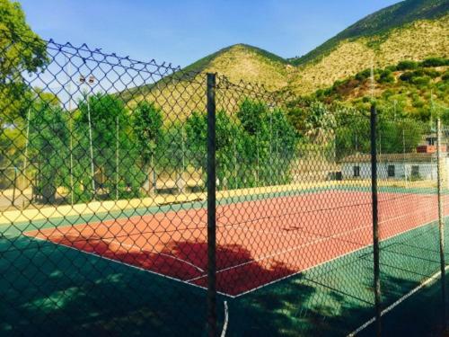 Tennis ja/või seinatennis majutusasutuses Villaggio Camping Costa del Mito või selle läheduses