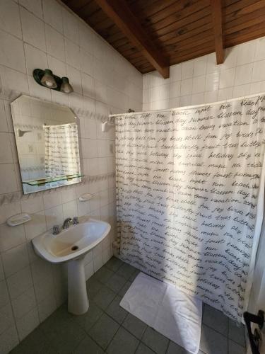 baño con lavabo y cortina de ducha en Edificio Innova en Mendoza