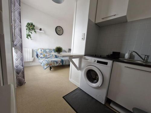 une cuisine avec une machine à laver dans une cuisine dans l'établissement Studio - Marina 5 - 31 allée des Pignons - 4-1, à Saint-Jean-de-Monts
