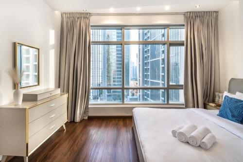 Postel nebo postele na pokoji v ubytování The Lofts - Luxurious space with Burj Khalifa View