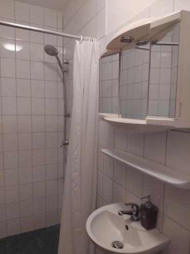 Ένα μπάνιο στο Doppelbett Zimmer mit WC