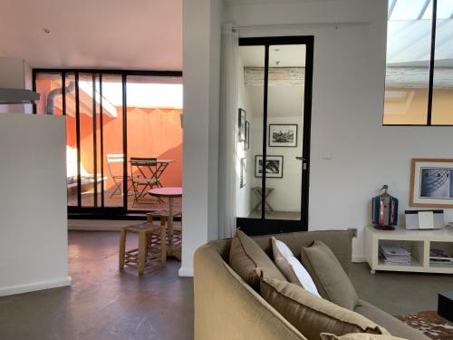 un salon avec un canapé et une table dans l'établissement Maison de charme à Sète, à Sète