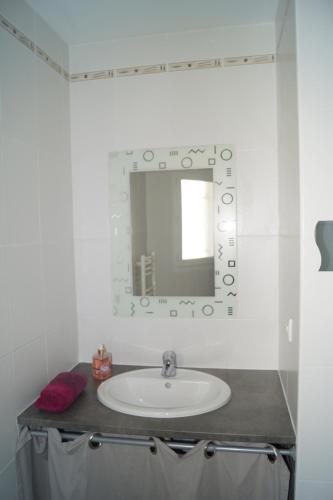 La salle de bains est pourvue d'un lavabo et d'un miroir. dans l'établissement Chambre d'hôte dans une propriété avec piscine, 