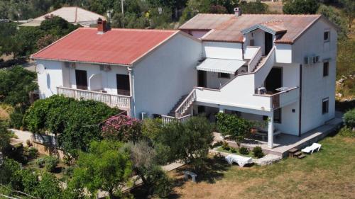 una vista aérea de una casa con techo rojo en Apartments Green Oasis en Vlašići