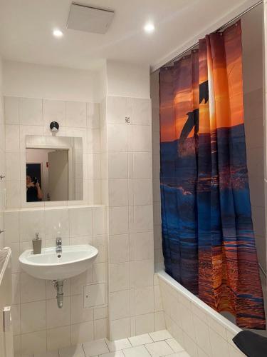 baño con lavabo y cortina de ducha en Wohnung gegenüber vom Theater, en Gera