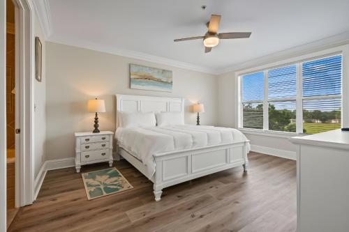 een witte slaapkamer met een bed en een raam bij St James Bay Golf & Pickleball Resort in Big Blackjack Landing