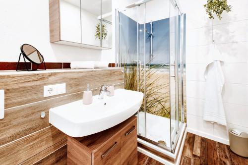 a bathroom with a sink and a shower at BackHome - Fantastische Schlosslage, SmartTV, Waschtrockner, Netflix, 50qm, 24h Checkin - Apartment 3 in Ludwigsburg