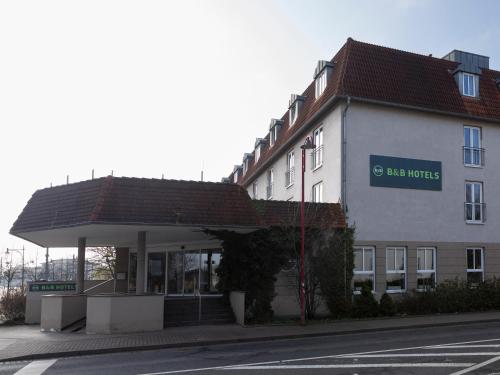 un bâtiment avec un panneau indiquant l'hôtel berg dans l'établissement B&B HOTEL Gotha-Hbf, à Gotha