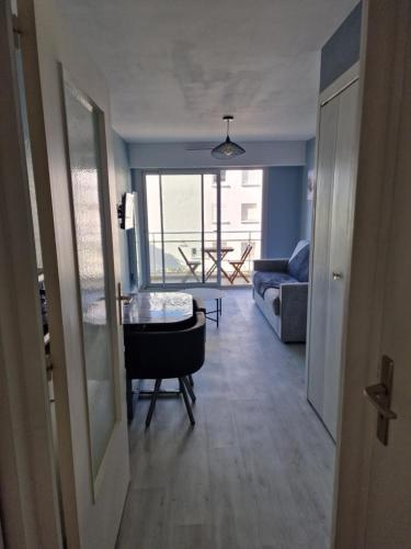 un salon avec une table et un canapé dans l'établissement Studio vue mer, à La Baule