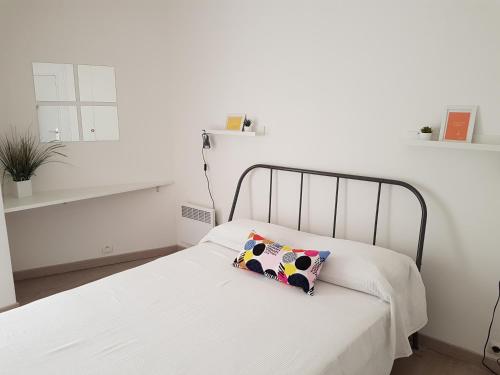 - un lit blanc avec un oreiller dans l'établissement Grand T2, 4 personnes, Clim, Parking, Proche centre, à Sanary-sur-Mer