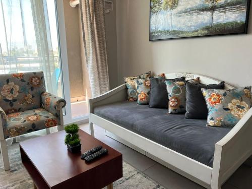 uma sala de estar com um sofá e uma mesa em ACOGEDOR DEPARTAMENTO 2 DORMITORIOS con AIRE ACONDICIONADO y ESTACIONAMIENTO PRIVADO em Rancagua
