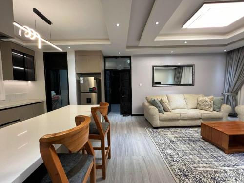 Ruang duduk di Kira Furnished Apartments