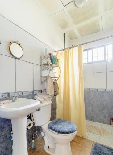 ein Bad mit einem WC, einem Waschbecken und einer Dusche in der Unterkunft Habitación Cerca de las playas y Golfito in Palmar Norte