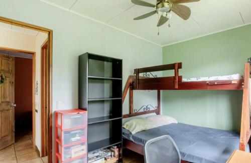 een slaapkamer met een stapelbed en een plafondventilator bij Habitación Cerca de las playas y Golfito in Palmar Norte