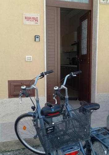 a bike with a basket parked outside of a house at sciuliddA Casa Vacanze in Avola