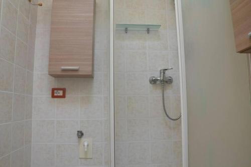 ポルト・オッティオルにあるCasa Vacanze Porto Ottioluのバスルーム(ガラスドア付きのシャワー付)