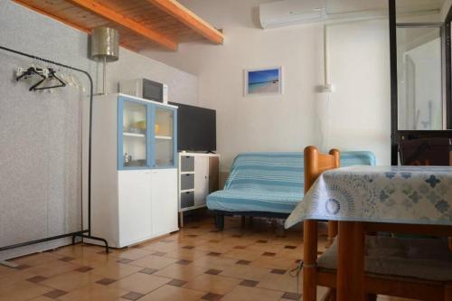 ポルト・オッティオルにあるCasa Vacanze Porto Ottioluのテーブルとベッドが備わる部屋