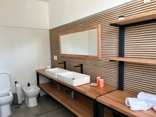 ein Badezimmer mit Waschbecken und Toilette in der Unterkunft Excepcional Casa en Solanas Resort in Punta del Este
