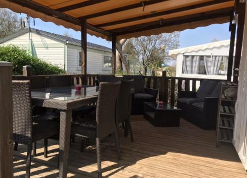 un patio avec une table et des chaises sur une terrasse dans l'établissement Idéal pour visiter les Îles d’or, à Hyères
