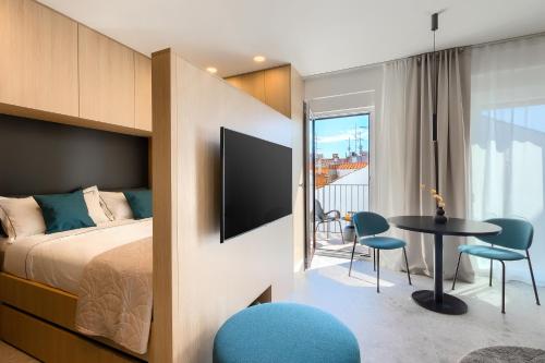 Un dormitorio con una cama y una mesa y sillas. en Puntino, en Pula