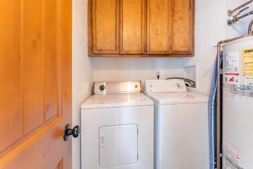 a laundry room with a washer and dryer at Indigo Owl by AvantStay Cabin w Hot Tub Firepit Minutes to Lake Slopes in Homewood