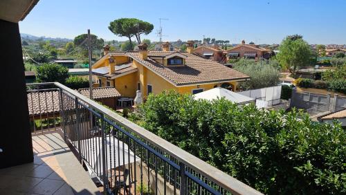 - Balcón con vistas a una casa en Compatri House, en Osteria dellʼ Osa