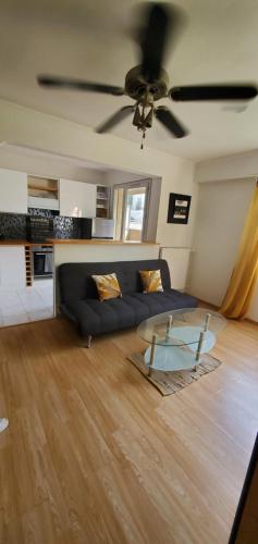 un salon avec un canapé et une table en verre dans l'établissement 2 pieces proche mer, à Nice