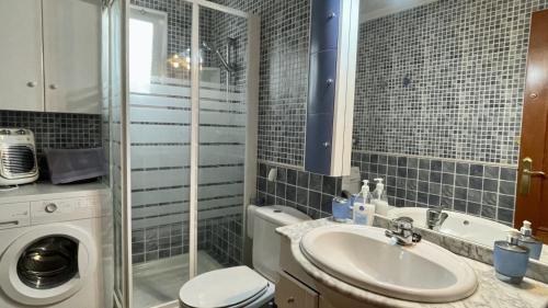 La salle de bains est pourvue d'un lavabo et d'un lave-linge. dans l'établissement El Cortijo PB 7, à L'Estartit