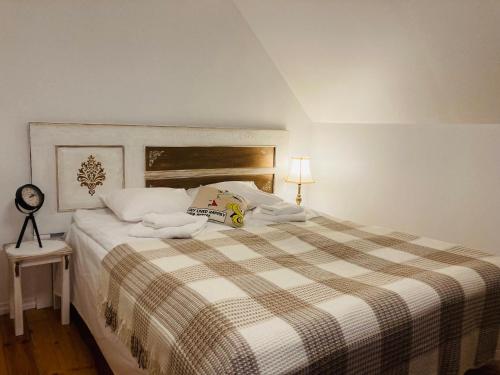 - une chambre avec un lit et une couverture en damier dans l'établissement Kliff Butiik Majutus ja Restoran, à Panga