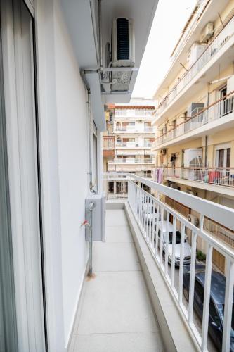 TalkAbout - Spacious 48 sqm - 3' to Metro - Next to Ippokrateio Hospital