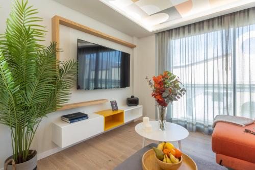 sala de estar con sofá naranja y mesa en Eleven Boutique Apartments, en Las Palmas de Gran Canaria
