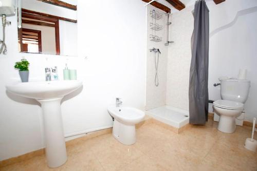 a bathroom with a sink and a toilet and a shower at Ático con vistas a la montaña Alcoy in Alcoy