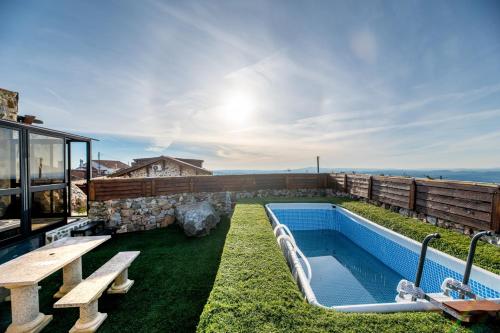 a house with a swimming pool on the roof at Casinha do Quadro in Figueiró dos Vinhos