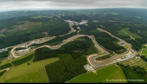 una vista aérea de una pista de carreras en un campo en L'Essentiel bis, en Francorchamps