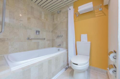a bathroom with a tub and a toilet and a sink at La Joya Pachuca in Pachuca de Soto